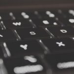 Clavier d'ordinateur noir avec lettres blanches, lettres A, S, D, Y, X visibles