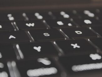 Clavier d'ordinateur noir avec lettres blanches, lettres A, S, D, Y, X visibles