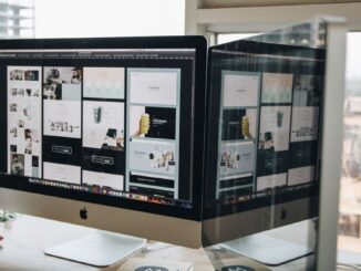 Un ordinateur iMac sur un bureau, montrant une fenêtre avec plusieurs fenêtres ouvertes