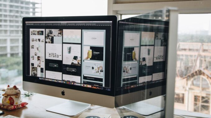 Un ordinateur iMac sur un bureau, montrant une fenêtre avec plusieurs fenêtres ouvertes