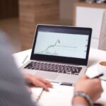 Une personne consulte un graphique sur un ordinateur portable